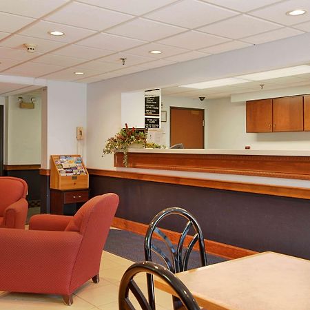 Super 8 By Wyndham Manchester Airport Интерьер фото