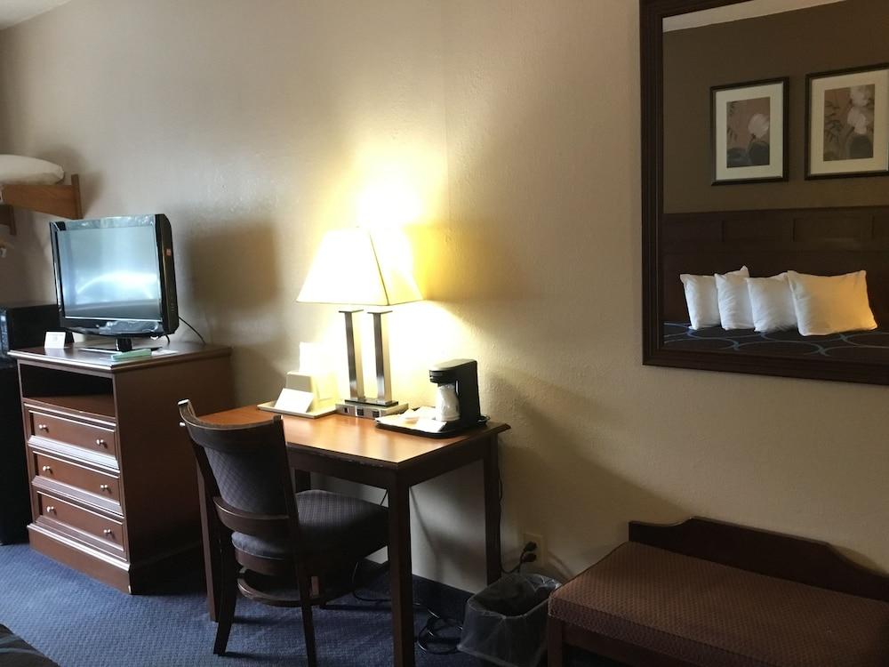 Super 8 By Wyndham Manchester Airport Экстерьер фото